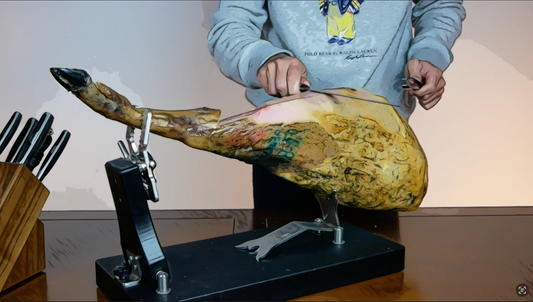 ¿Cómo se coloca el jamón para empezar a cortar?