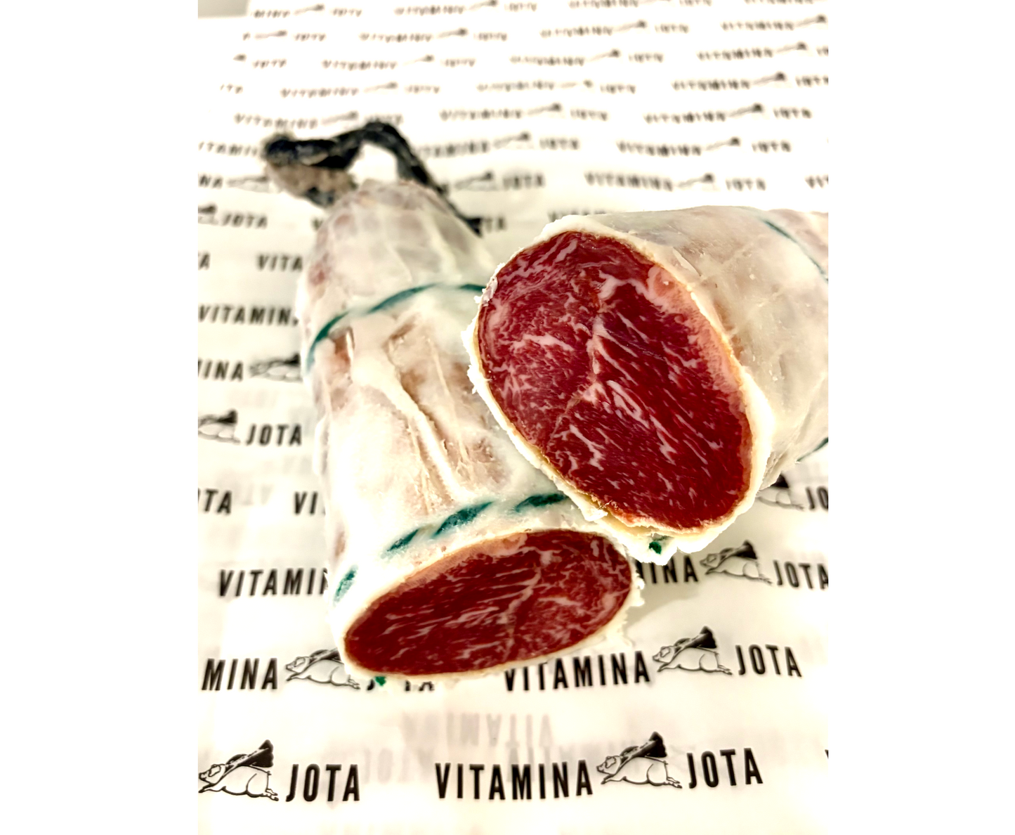 Pieza de lomo doblado ibérico en proceso de curación