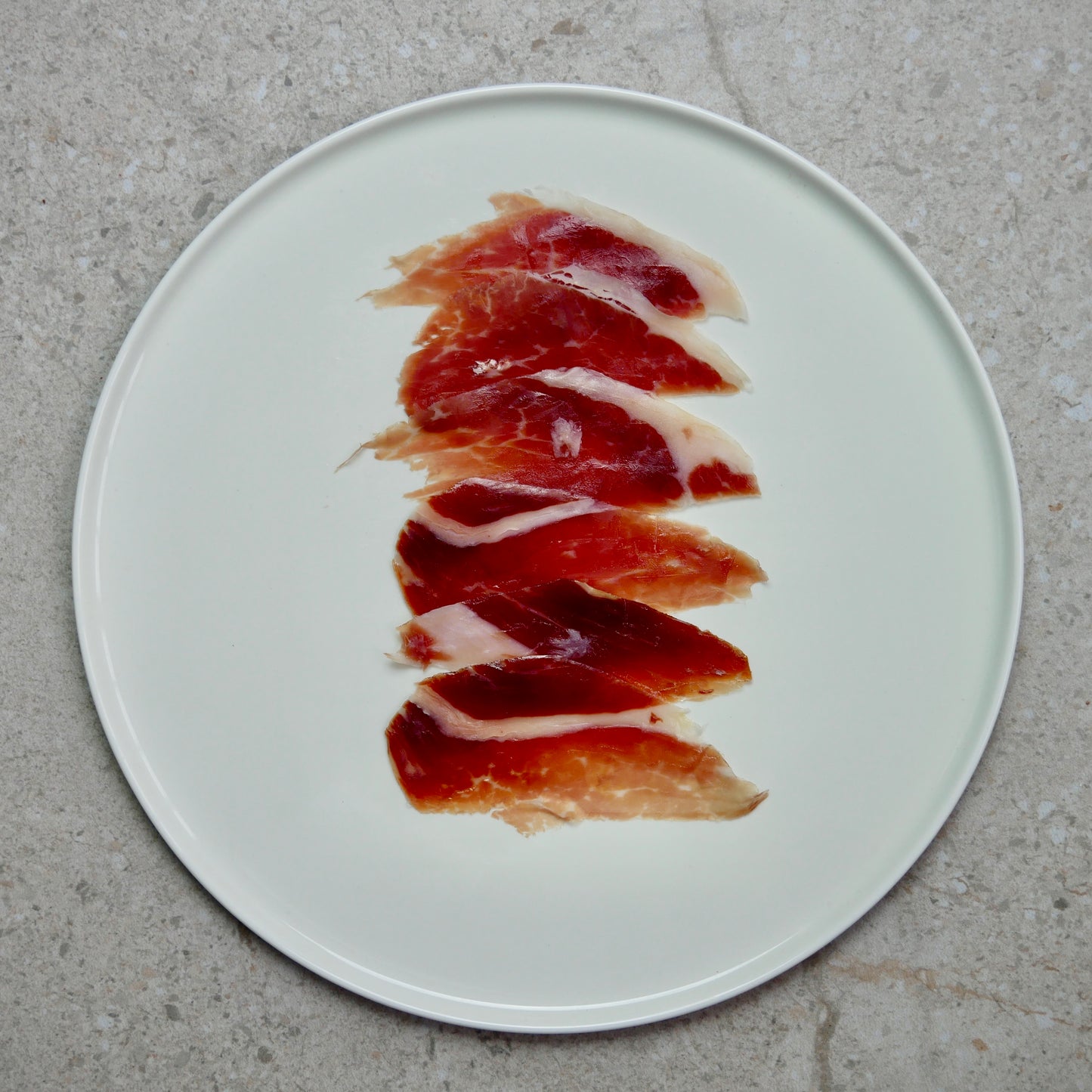 Pieza de punta de jamón ibérico deshuesada lista para cortar