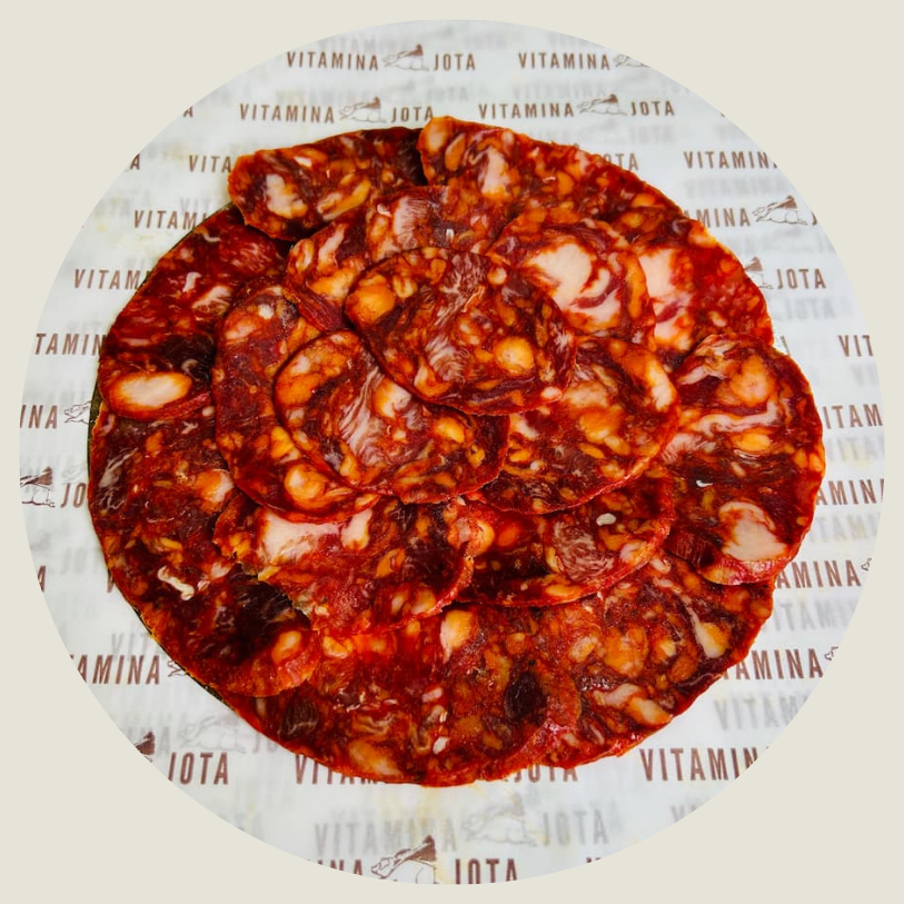 Pieza de chorizo ibérico de bellota colgada en secadero