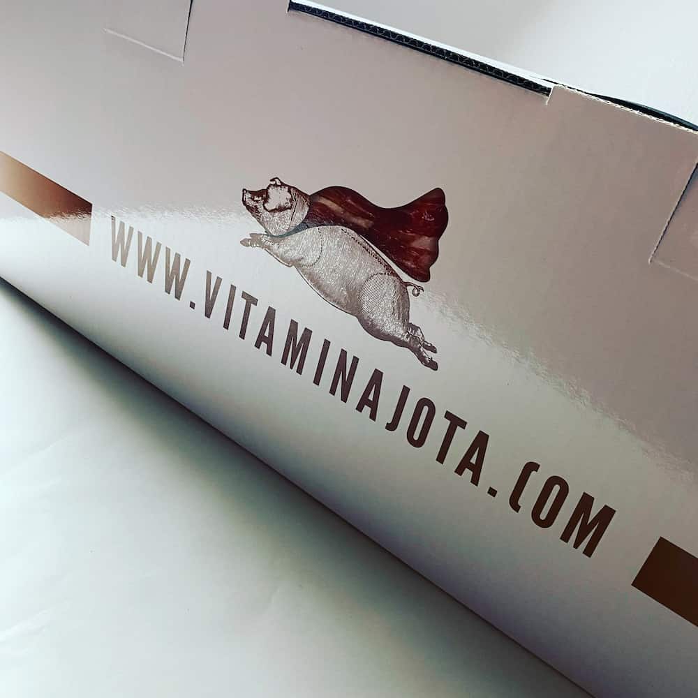 Paleta ibérica de bellota entera en proceso de curación en bodega