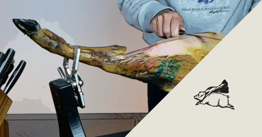 ¿Cómo se coloca el jamón para empezar a cortar?