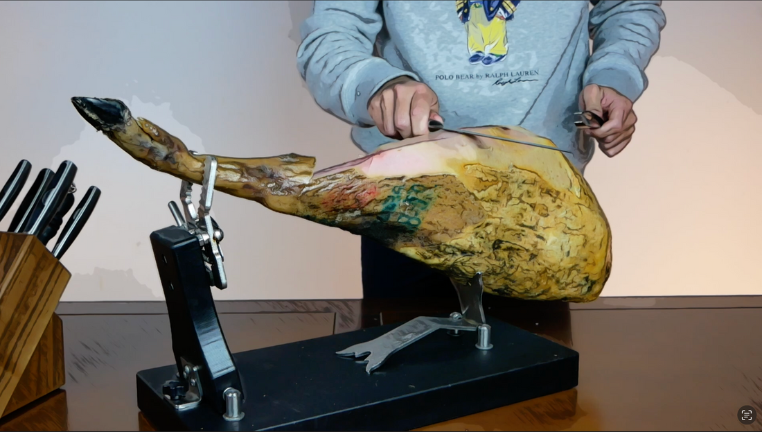 ¿Cómo se coloca el jamón para empezar a cortar?