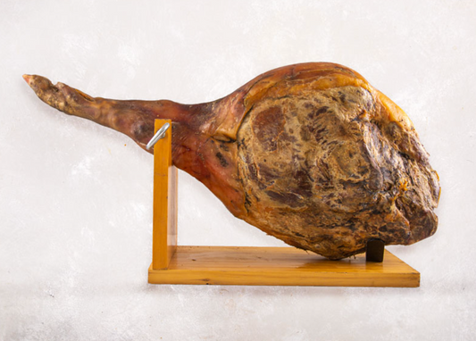 ¿Qué es mejor el jamón ibérico o el jamón serrano?