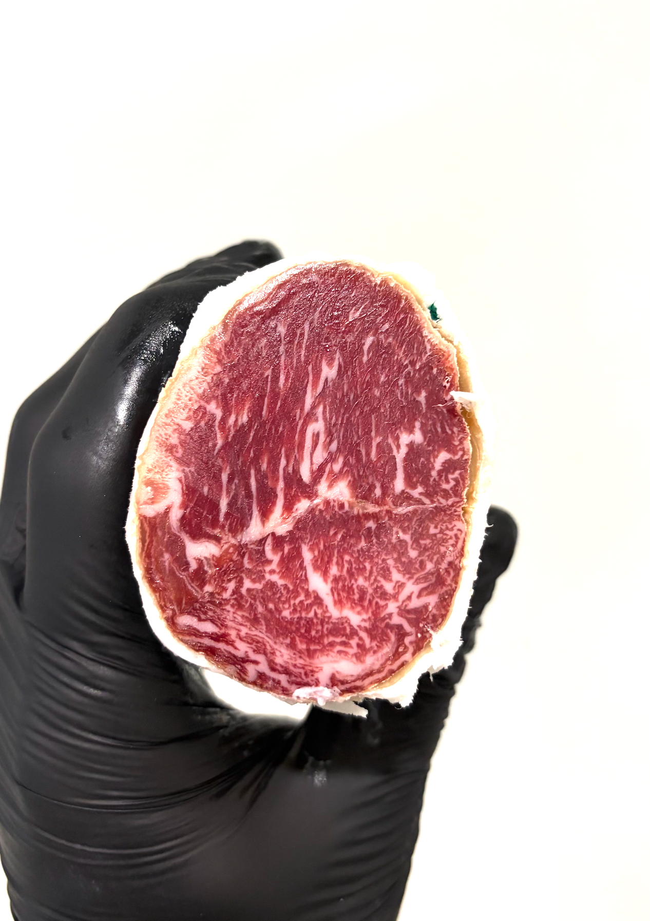 Lomo doblado ibérico de bellota cortado mostrando el veteado