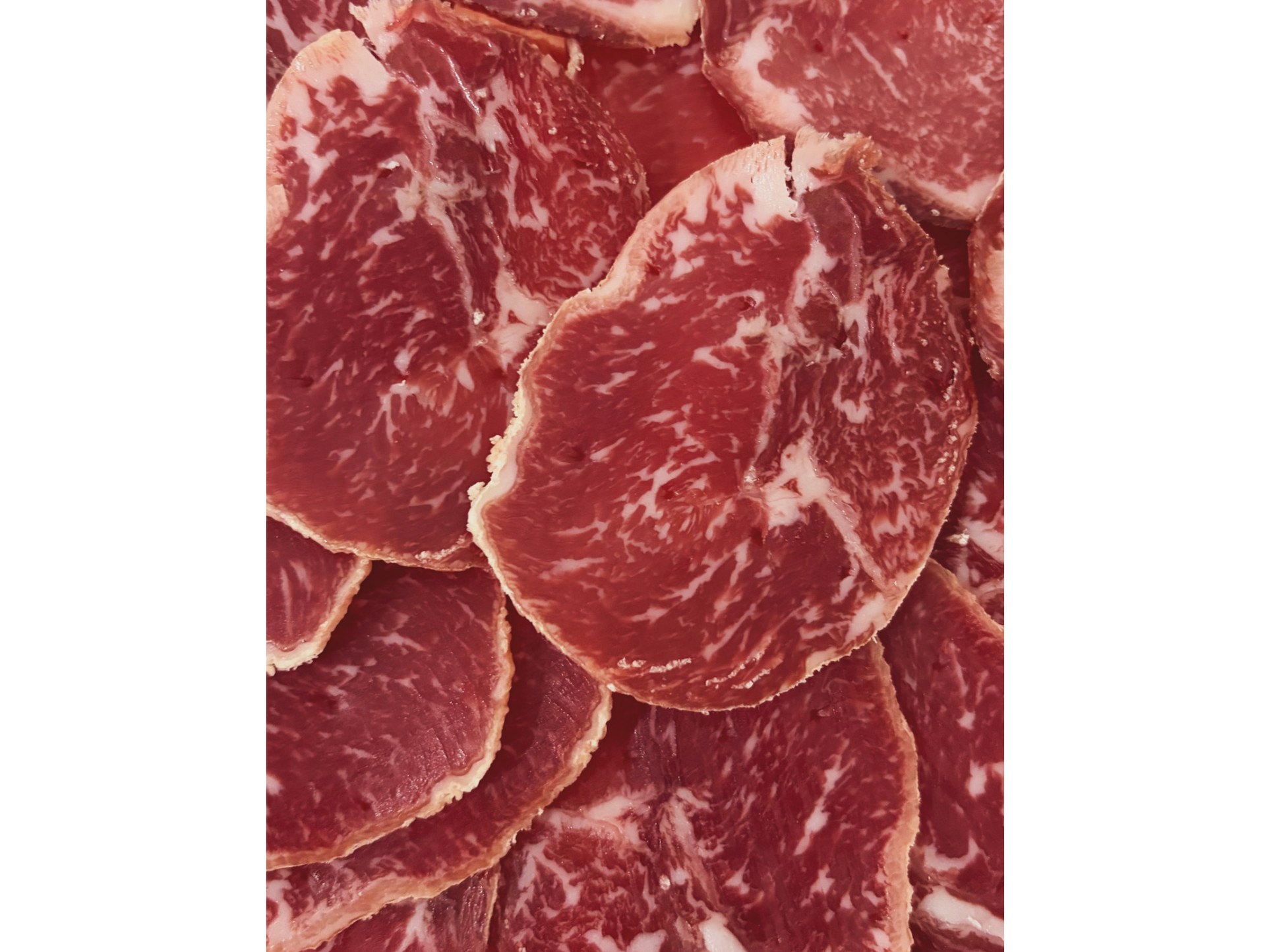 Lonchas de lomo doblado ibérico de bellota sobre plato