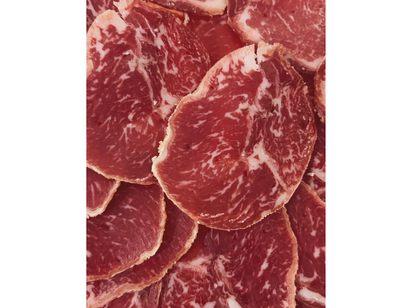 Lonchas de lomo doblado ibérico de bellota sobre plato