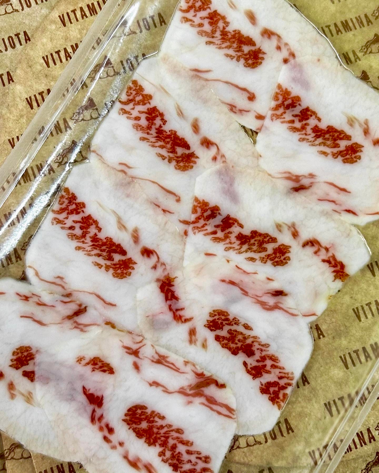 Pieza de papada casera curada en proceso de maduración