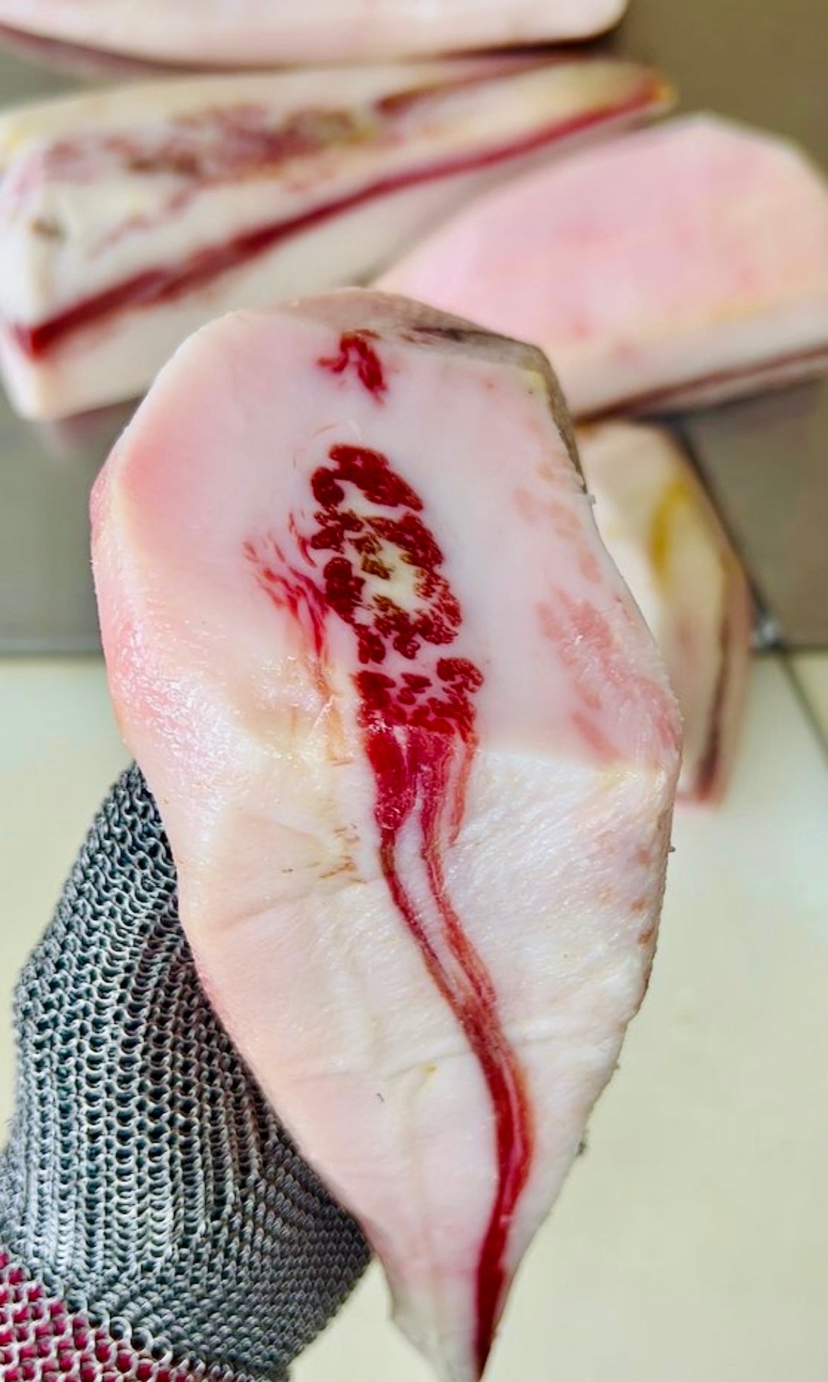 Lonchas de papada curada ibérica sobre tabla