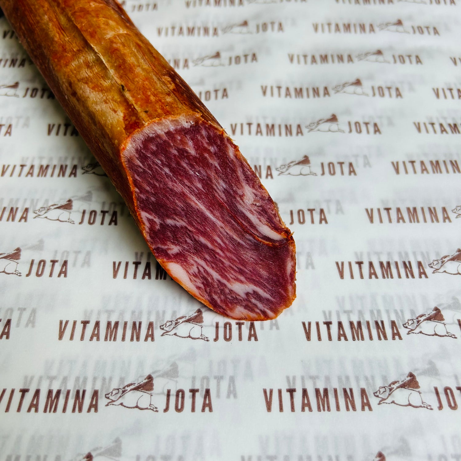 Selección de embutidos ibéricos Vitamina Jota enteros y cortados